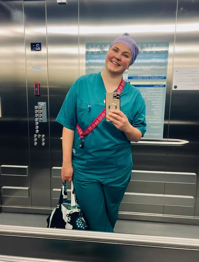 A picture of Eleonor smiling in an elevator